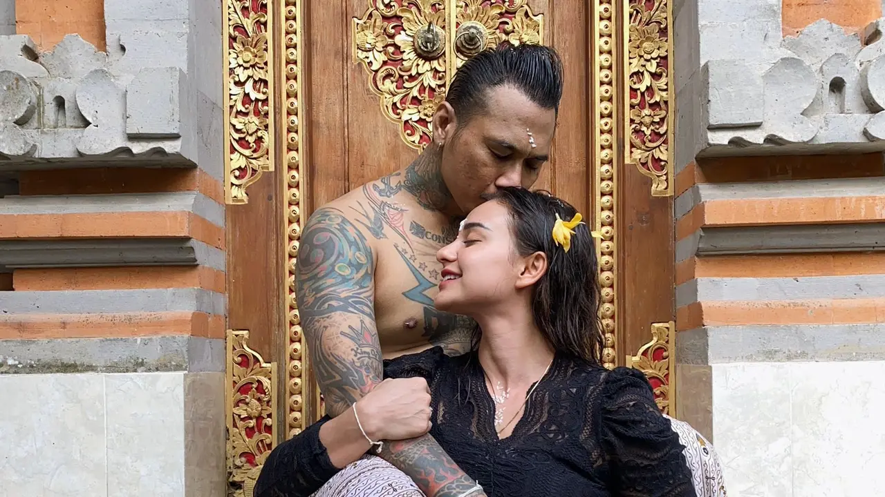 Jerinx SID dan Nora Alexandra. (Foto: Dok. Twitter @vlaminora)