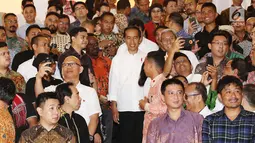Presiden Jokowi bersama para pelaku bisnis industri kopi Tanah Air saat Ngopi Sore di Istana Bogor, Jawa Barat, Minggu (1/10). Acara Ngopi Sore ini juga bertujuan untuk mempromosikan sektor hulu industri kopi di Indonesia. (Liputan6.com/Angga Yuniar)