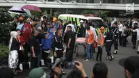 Petugas medis dibantu warga mengevakuasi korban ambruknya balkon BEI di Jakarta, Senin (15/1). Kebanyakan korban mengalami luka dan patah tulang. (Liputan6.com/Arya Manggala)