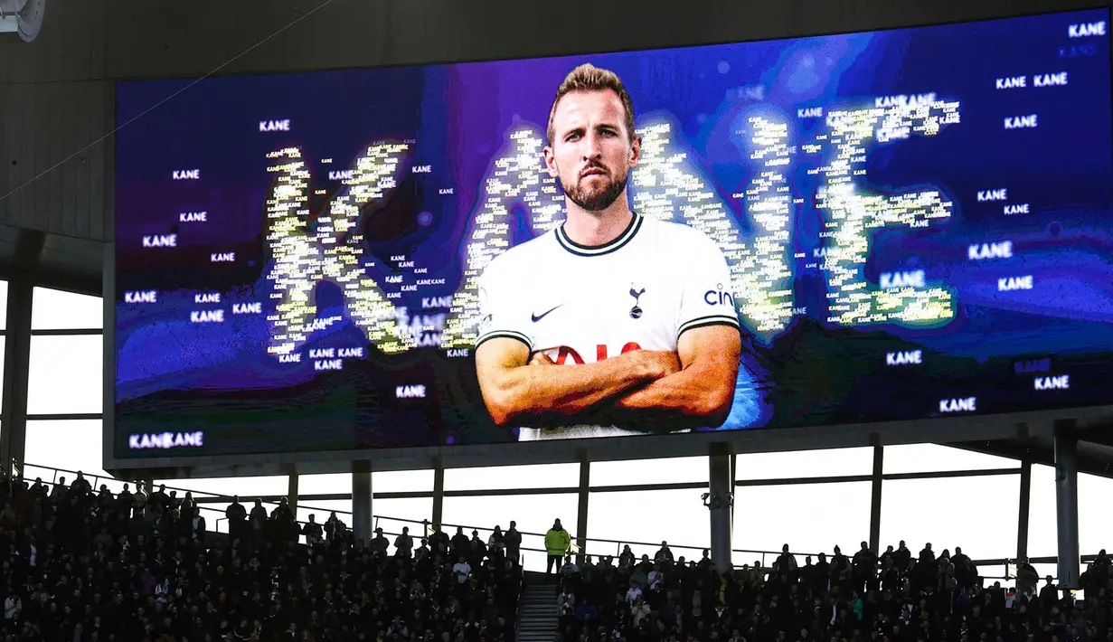 Gambar pemain Tottenham Hotspur, Harry Kane di layar besar stadion setelah mencetak gol pembuka timnya ke gawang Manchester City pada laga pekan ke-22 Liga Inggris 2022/2023 di Tottenham Hotspur Stadium, London, Minggu (05/02/2023) malam WIB. Gol tersebut berhasil menobatkan dirinya menjadi top skor sepanjang masa Tottenham dengan koleksi 267 gol. (AFP/Adrian Dennis)
