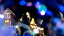 Seorang wisatawan melihat sebuah rumah yang dihiasi lampu Natal di lingkungan Dyker Heights, Brooklyn, New York, Amerika Serikat, 21 Desember 2022. Kawasan Dyker Height terus menghadirkan harapan dan kegembiraan, bahkan dalam masa tersulit sekalipun. (AP Photo/Julia Nikhinson)