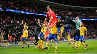 Pemain Juventus merayakan kemenanganya usai bertanding melawan Tottenham Hotspur dalam pertandingan Liga Champions leg kedua di Stadion Wembley, London (7/3). Juventus menang 2-1 atas Tottenham Hotspur. (AP Photo / Frank Augstein)