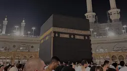 Rizki Natakusumah, anggota DPR RI yang dikenal memiliki karier gemilang di usia muda, juga mencuri perhatian. Publik memuji sosoknya yang mendukung penuh perjalanan spiritual istrinya. Keharmonisan mereka disebut menjadi teladan pasangan muda masa kini. (Liputan6.com/IG/@bebytsabina)