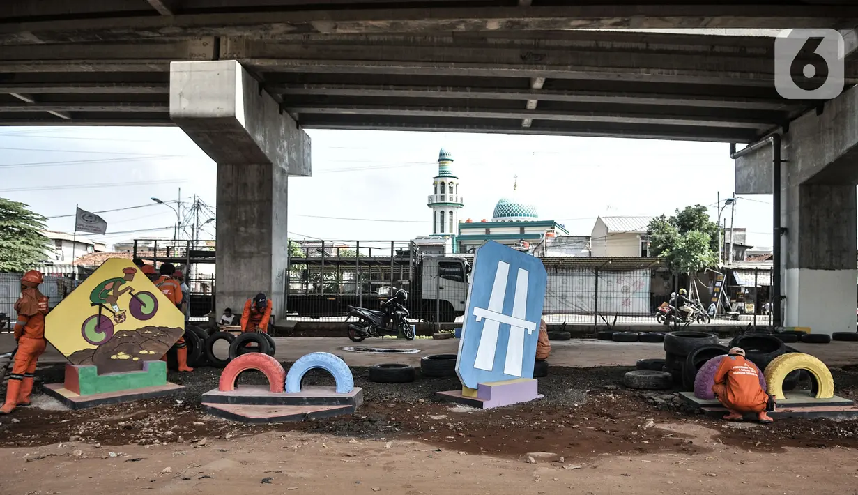 Petugas PPSU Kelurahan Cipinang Melayu membuat ornamen Taman Pilar Jati di Kolong Tol Becakayu, Jakarta, Selasa (8/9/2020). Taman Pilar Jati dibangun untuk mengubah lahan kosong yang kerap dijadikan kawasan parkir liar menjadi RTH yang dapat bermanfaat bagi warga. (merdeka.com/Iqbal S. Nugroho)