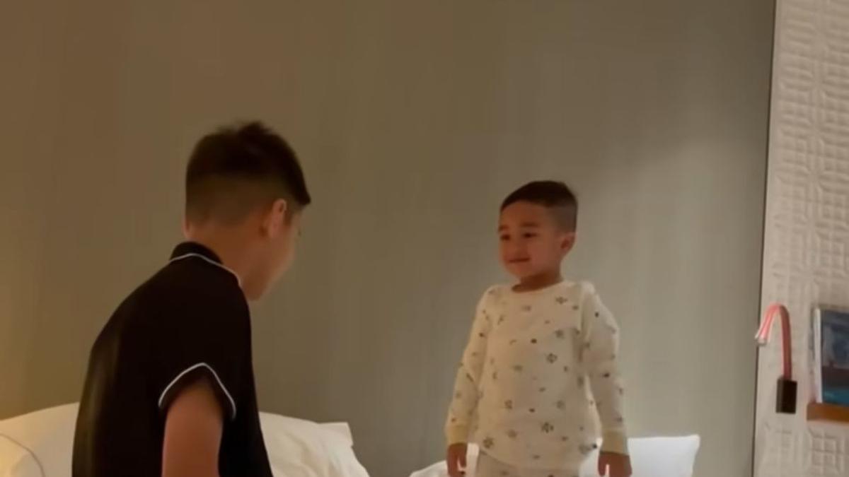 Bikin Gemas, Ini Momen Kocak Rafathar dan Cipung yang Jumpalitan ...