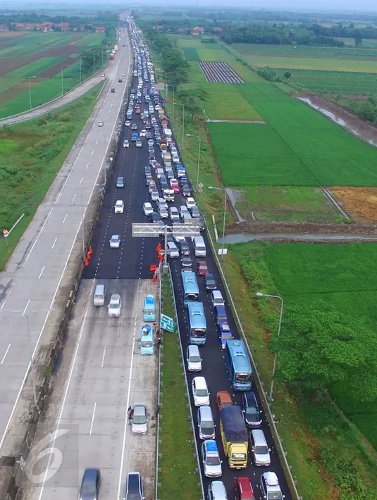 Antrean panjang sejumlah kendaraan saat keluar tol Pejagan, Jawa Tengah, Sabtu (2/7). Kemacetan panjang hingga 18 km terjadi dikarenakan antrean saat pembayaran pintu tol keluar. (Liputan6.com/Balgo Marbun)