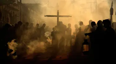 Umat Katolik membakar dupa selama prosesi Jesus de La Merced di Guatemala City (5/8). Acara ini merupakan perayaan 300 tahun pengudusan di Guatemala City. (AFP Photo/Johan Ordonez)