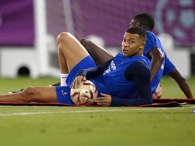 Timnas Prancis tengah berada dalam keyakinan yang tinggi untuk menjadi negara ketiga yang mampu mempertahankan trofi Piala Dunia, mengikuti jejak Italia dan Brasil. Kylian Mbappe dkk yang sukses juara pada edisi 2018, kini telah menjejakkan kaki di semifinal dan hanya membutuhkan dua laga lagi untuk menjuarai Piala Dunia 2022. Jelang laga semifinal menghadapi Maroko, Timnas Prancis, termasuk sang bintang Kylian Mbappe tampak santai menjalani sesi latihan, Senin (12/12/2022) di Jassim-bin-Hamad Stadium, Doha, Qatar. (AFP/Franck Fife)