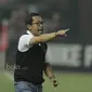 Pelatih Arema, Aji Santoso, memeberikan arahan kepada anak asuhnya saat melawan Persija pada laga lanjutan liga 1 Indonesia di Stadion Patriot, Bekasi, Jumat (02/06/2017). Persija menang 2-0. (Bola.com/M Iqbal Ichsan)