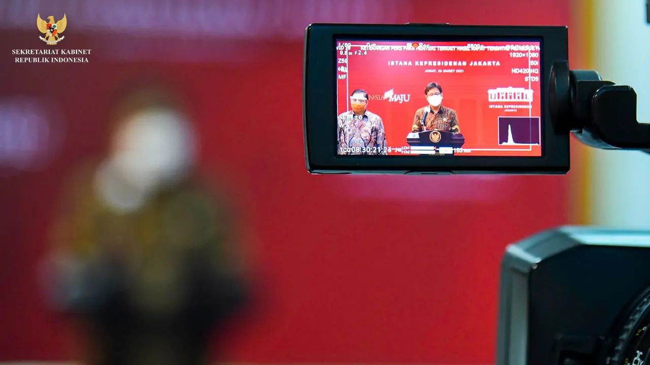 Menteri Koordinator Bidang Perekonomian RI Airlangga Hartarto dan Menteri Kesehatan RI Budi Gunadi Sadikin