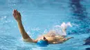 Seorang nudis beranjak dari kolam usai berlatih renang di Kolam Renang Roger Le Gall Paris, Prancis, Jumat (12/1). (GEOFFROY VAN DER HASSELT/AFP)