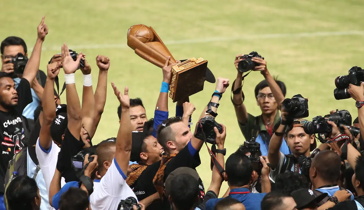 Pemain Persib merayakan gelar juara Piala Presiden 2015 di Stadion Utama Gelora Bung Karno, Jakarta, Minggu (18/10/2015). (Bola.com/Vitalis Yogi Trisna)