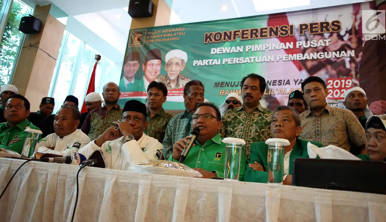 Ketua DPD PPP Ahmad Gozali Harahap (depan ketiga kanan) saat konferensi pers terkait dugaan pengambilan paksa kantor pusat PPP di Jalan Diponegoro nomor 60 oleh kubu PPP kubu Romahurmuziy  di Jakarta, Rabu (14/12). (Liputan6.com/Johan Tallo)