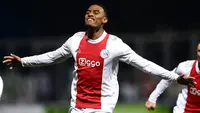 Ryan Gravenberch. Gelandang Belanda berusia 20 tahun ini baru saja didatangkan Bayern Munchen dari Ajax Amsterdam dengan nilai transfer 18,5 juta euro atau setara Rp280 miliar dengan durasi kontrak hingga Juni 2027. Selama 4 musim berseragam Ajax, ia total tampil dalam 102 laga di semua ajang dengan torehan 12 gol dan 13 assist. (AFP/ANP/Olaf Kraak)