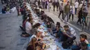 Keakraban masyarakat saat berbuka puasa bersama dekat Taksim Square, Istanbul, Turki, Rabu (16/5). (Yasin AKGUL/AFP)