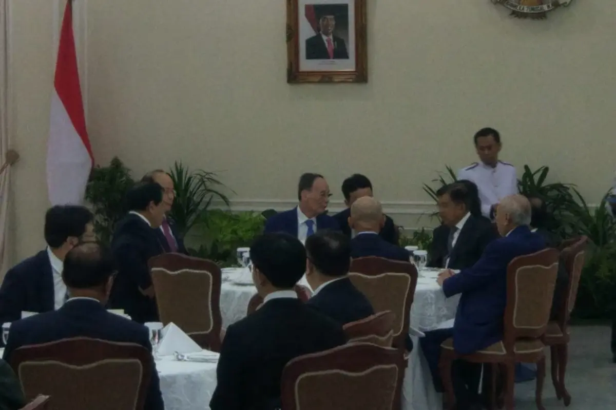 Wakil Presiden Jusuf Kalla menerima kedatangan Wakil Presiden China, Wang Qishan di Istana Wakil Presiden, Sabtu (19/10/2019).