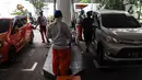 Petugas melakukan pengisian baham bakar minyak (BBM) di SPBU, Jakarta, Rabu (5/2/2020). Kesiapan program tersebut didukung oleh komitmen bersama dari 70 Bupati terhadap perizinan pembangunan BBM Satu Harga di wilayah masing-masing. (Liputan6.com/Angga Yuniar)