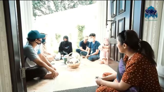 Momen Keluarga Anang dan Ashanty Berbagi dengan Karyawan. (Sumber: YouTube/ The Hermansyah A6)