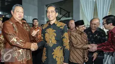 Presiden Joko Widodo (kanan) bersalaman dengan Mantan Presiden ke-6 Susilo Bambang Yudhoyono usai peresmian gedung baru KPK di Jakarta, Selasa (29/12). Penggunaan gedung ini baru bisa digunakan pada Maret mendatang. (Liputan6.com/Faizal Fanani)