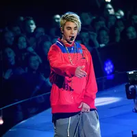 Pelantun lagu 'Sorry', Justin Bieber tiada hentinya mengubah transformasi gaya rambutnya. Mengawali karier dengan rambut poni samping hingga berambut gimbal, kini Justin rupanya bosan dan memangkas lagi rambutnya. (AFP/Bintang.com)