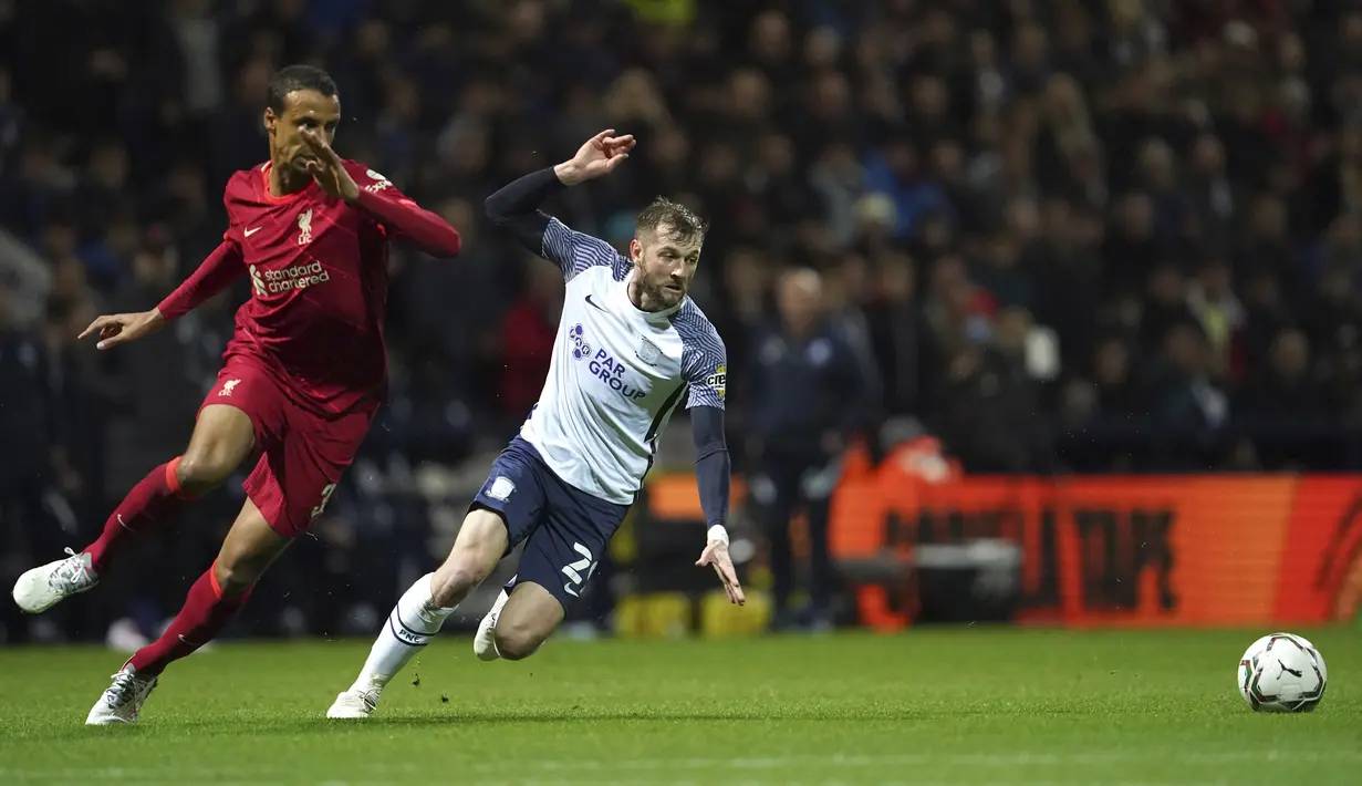 Pemain Preston North End Tom Barkhuizen (kanan) berebut bola dengan pemain Liverpool Fabinho (kiri) pada pertandingan Piala Liga Inggris di Stadion Deepdale, Preston, Inggris, 27 Oktober 2021. Liverpool menang 2-0. (AP Photo/Jon Super)