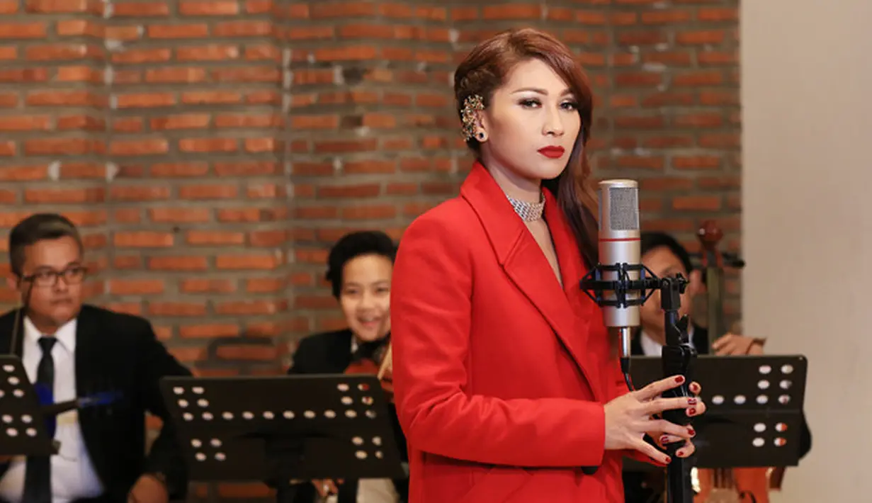 "Sebenarnya bantuin Tata aja, yang bikin liriknya dia juga. Sebagai produser ya nemuin musisi segala macam kan bikin dari awal sampai master," ucap Maia Estianty. (Deki Prayoga/Bintang.com)