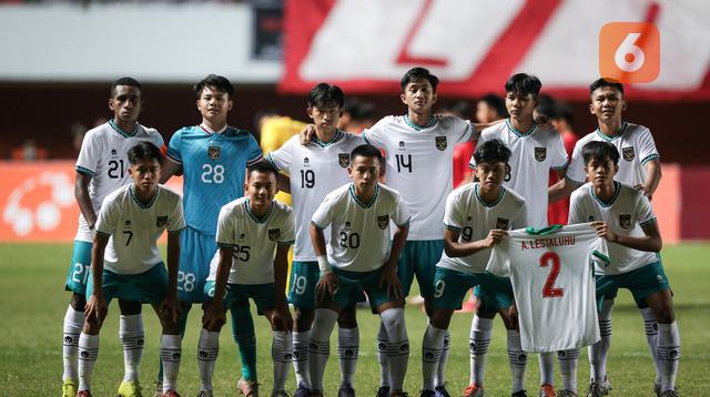 Starter Timnas Indonesia U-16 saat menghadapi Vietnam dalam laga final Piala AFF U-16 2022 di Stadion Maguwoharjo, Sleman, Jumat (12/8/2022). (Bola.com/Bagaskara Lazuardi)