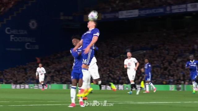 John Terry melakukan blunder dengan salah membuang bola. This video is presented by BallBall