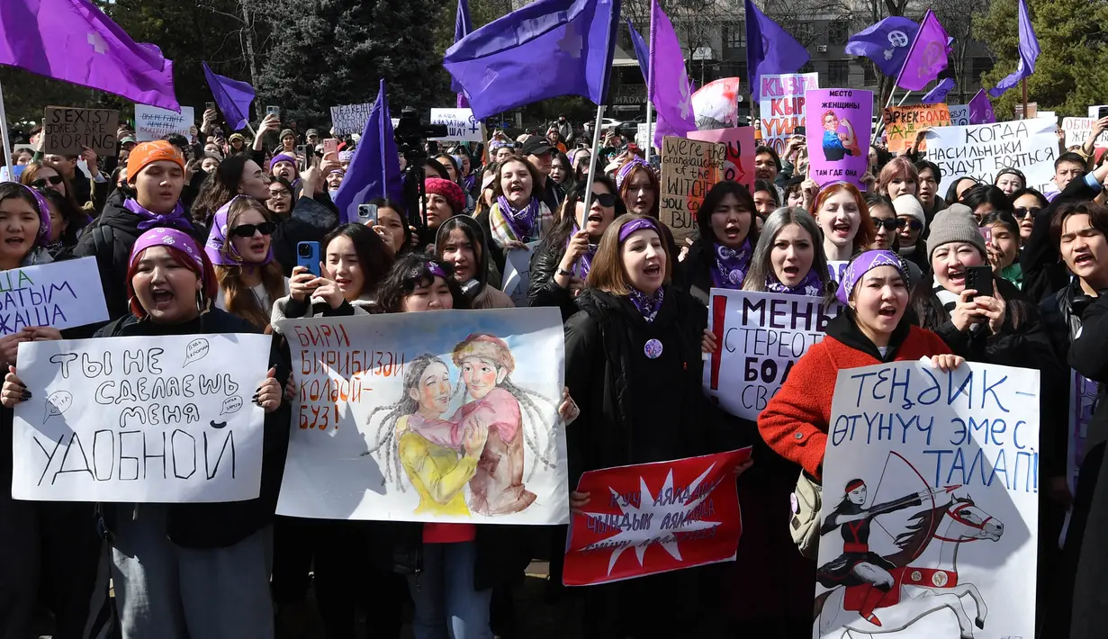 Para perempuan memegang plakat dan meneriakkan slogan-slogan dalam sebuah unjuk rasa untuk memperingati Hari Perempuan Internasional di Bishkek pada 8 Maret 2025. (VYACHESLAV OSELEDKO/AFP)