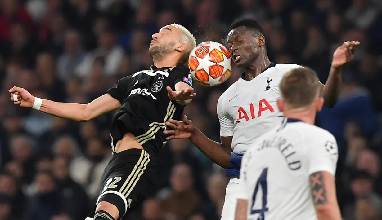 Duel udara antara Hakim Ziyech dan Victor Wanyama pada leg 1, Semifinal Liga Champions yang berlangsung di Stadion Tottenham Hotspur, London, Rabu (1/5). Ajax menang 1-0 atas Tottenham Hotspur. (AFP/Emmanuel Dunand)