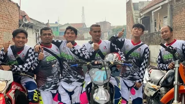 Potret Rizki dan Ridho D'Academy Naik Motor Trail. (Sumber: Instagram/da2_ridho )