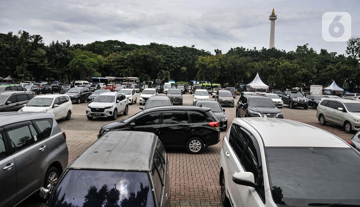 <p>Sejumlah mobil warga terparkir di IRTI Monas, Jakarta, Rabu (15/2/2023). Pemerintah Provinsi DKI Jakarta melalui Dinas Lingkungan Hidup dan Dinas Perhubungan mulai menerapkan tarif disinsentif (tarif parkir tertinggi) di 11 lahan parkir bagi mobil yang tidak lolos uji emisi. (merdeka.com/Iqbal S. Nugroho)</p>
