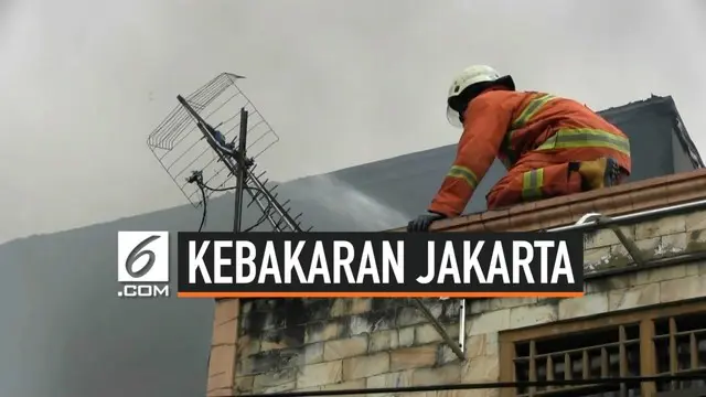 Diduga akibat ledakan gas di salah satu rumah warga 3 rumah di Tanjung Duren habis terbakar. Kebakaran berhasil dipadamkan setelah petugas Damkar mengerahkan 10 mobil pemadam kebakaran.