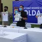 Polda Riau saat memperlihatkan barang bukti kejahatan perbankan di BJB Pekanbaru. (Liputan6.com/M Syukur)