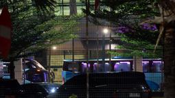 Dua unit bus disiapkan di halaman gedung VVIP Bandara Soekarno Hatta, Tangerang, jelang kedatangan Timnas Argentina, Jumat (16/6/2023) malam. (Bola.com/M Iqbal Ichsan)