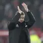 Pelatih Manchester United, Ole Gunnar Solskjaer bertepuk tangan usai pertandingan melawan Sheffield United pada lanjutan Liga Inggris di Stadion Bramall Lane (24/11/2019). MU bermain imbang 3-3 atas Sheffield Unite. (AP Photo/Jon Super)