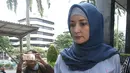 Aktris Inneke Koesherawati setibanya di Gedung KPK, Jakarta, Kamis (29/12). Inneke Koesherawati datang untuk meminta izin menjenguk suaminya, Fahmi Darmawansyah yang ditahan di Rutan Guntur. (Liputan6.com/Helmi Afandi)