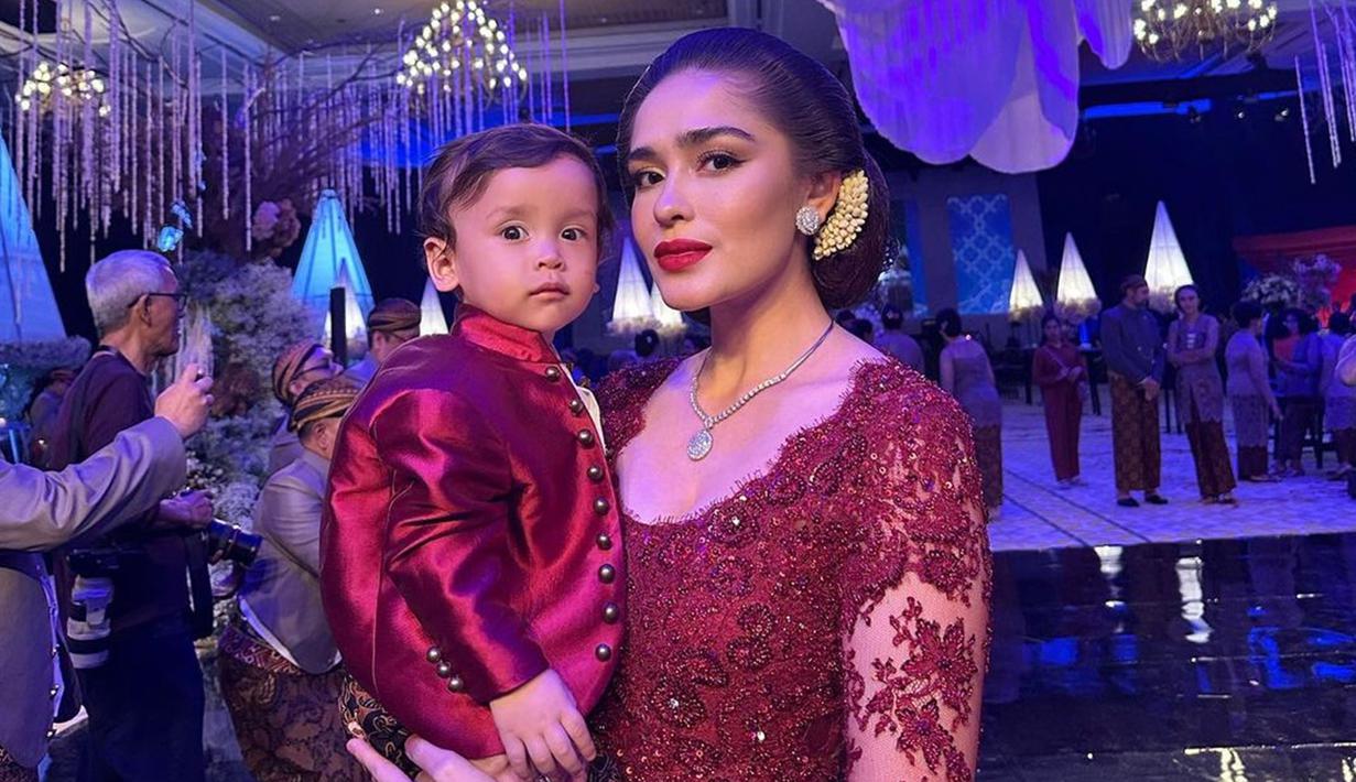 Yasmine pun tampil dalam balutan kebaya modern berwarna merah saat menghadiri acara pernikahan kerabat. Bahkan, rambutnya juga tampak rapi dengan sanggul serta hiasan bunga melati. (Liputan6.com/IG/@yaswildblood)