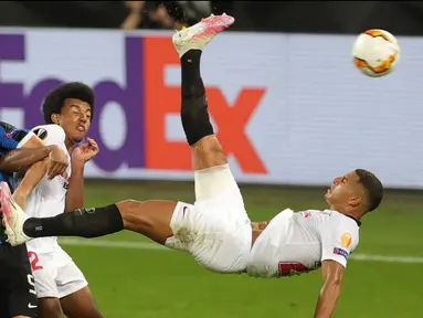 Bek Sevilla, Diego Carlos mencetak gol ketiga untuk timnya ke gawang Inter Milan pada pertandingan Final Liga Europa di Stadion Rhein Energie, Cologne, Jumat (21/8/2020). Gol indah Diego Carlos menjadi penentu kemenangan Sevilla 3-2 atas Inter Milan. (Friedemann Vogel/Pool via AP)