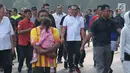 CdM Indonesia di Asian Games 2018, Komjen Pol. Syafruddin (kedua kanan) bersama perwakilan atlet melakukan jalan sehat di Stadion GBK, Jakarta, Minggu (15/4). Jalan sehat ini untuk meningkatkan soliditas atlet Indonesia. (Liputan6.com/Helmi Fithriansyah)