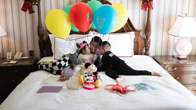 Potret Lily dengan Pita Pink di Kepala, Super Gemas Pose di Atas Kasur. (instagram/raffinagita1717)
