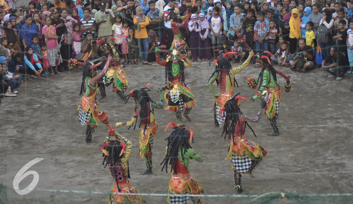Sejumlah penari dari komunitas Lima Gunung unjuk kebolehan saat acara Festival Lima Gunung di lereng Gunung Merapi, Desa Klogowanan, Magelang, (21/7). (Liputan6.com/Gholib)