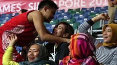 Pebasket putra Indonesia, Andakara Prastawa Dhyaksa, berpelukan dengan sang kekasih, pevoli putri Indonesia, Yolla Yuliana, seusai Indonesia melawan Singapura di OCBC Arena, Singapura. Minggu (14/6). (Bola.com/Arief Bagus)