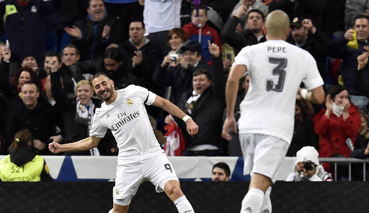 Striker Real Madrid, Karim Benzema, merayakan gol yang dicetaknya ke gawang Deportivo pada laga La Liga Spanyol. Penyerang Prancis itu berhasil mencetak dua buah gol. (AFP/Gerard Julien)