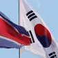 Bendera Korea Utara dan Korea Selatan berkibar berdampingan - AFP