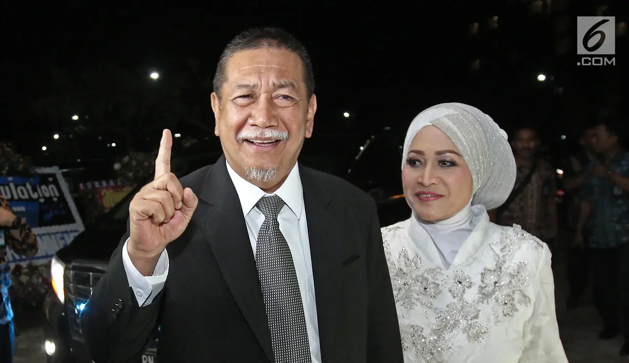 Wakil Gubernur Jawa Barat, Deddy Mizwar ditemani sang istri tercinta menghadiri resepsi kedua pernikahan Laudya Cynthia Bella dan Engku Emran di kawasan Dago, Bandung, Minggu (8/10). (Liputan6.com/Herman Zakharia)