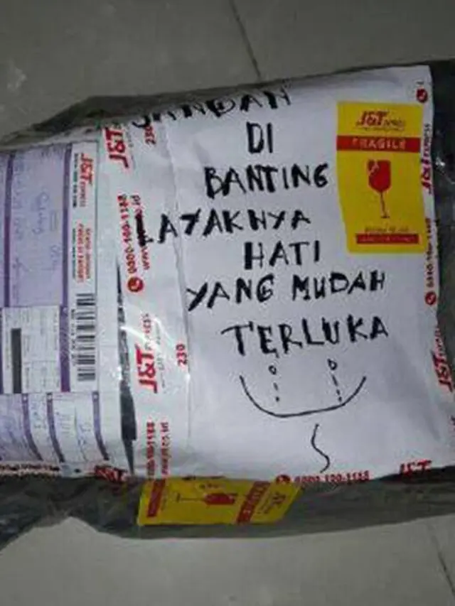 8 Foto Tulisan Jangan Dibanting di Paket Ini Bikin Senyum-Senyum Sendiri