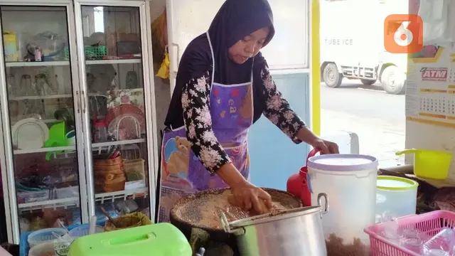 Ekowati sedang meracik lontong campur khas Glenmore Banyuwangi (Hermawan Arifianto/Liputan6.com)