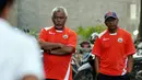 Pelatih Persija Jakarta, Rahmad Darmawan (kanan) memperhatikan timnya berlatih halaman Hotel Ibis Padang, Sabtu (17/1/2015). Persija akan berhadapan dengan Sriwijaya FC di laga perdana SCM Cup 2015 Grup A. (Liputan6.com/Johan Tallo)