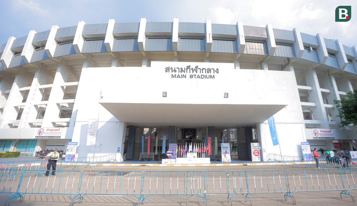 Tampak depan Stadion 700th Anniversary Stadium pada Senin (8/12/2025). (Bola.com/Bagaskara Lazuardi)